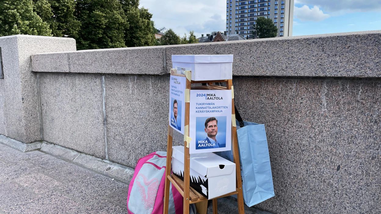 Mika Aaltolan kannattajakortteja kerättiin runsas viikko sitten Tampereella Tammerkosken sillalla.