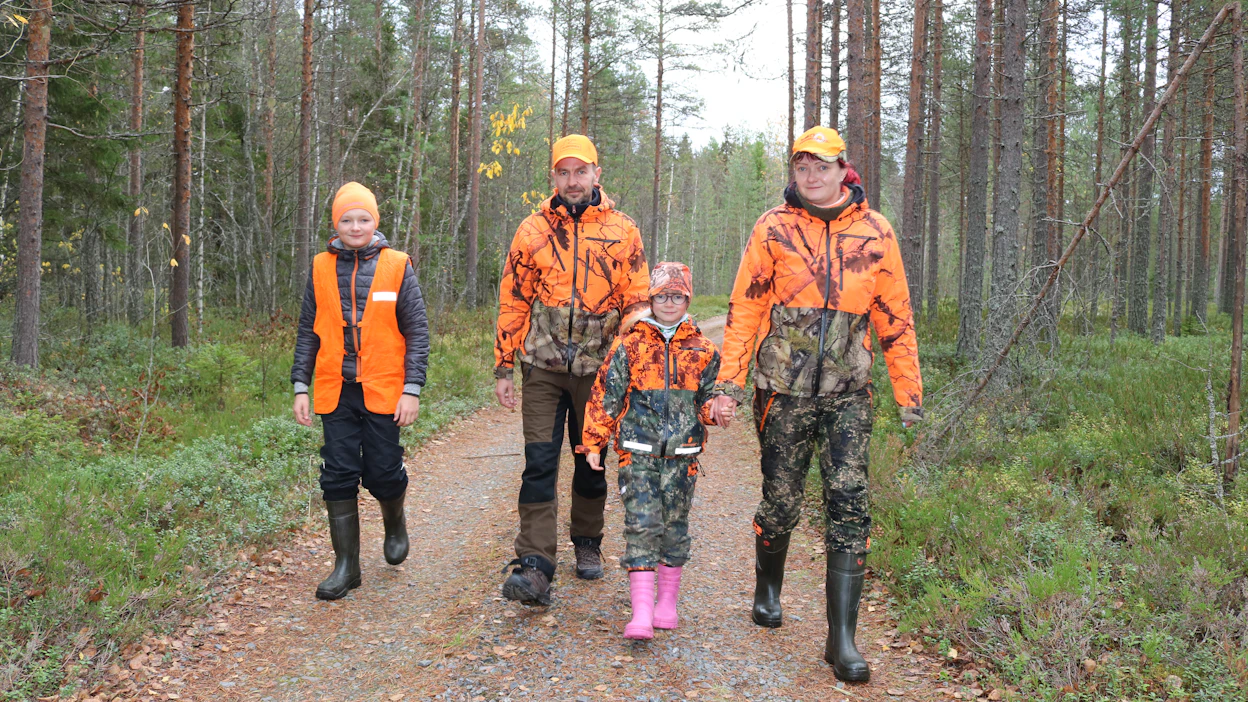 Iina Laurukainen, puoliso Jussi Impola sekä lapset Milla ja Mikael kulkevat jahtihommissa koko perheen voimin.