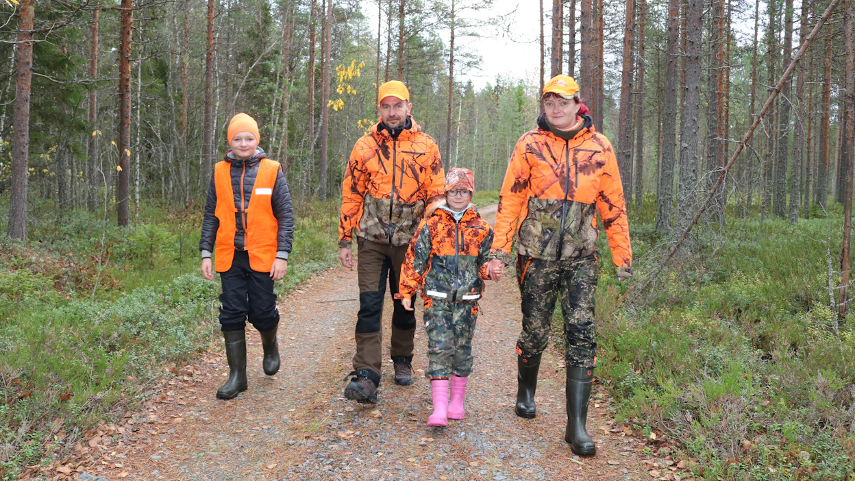 Iina Laurukainen, puoliso Jussi Impola sekä lapset Milla ja Mikael kulkevat metsällä koko perheen voimin.