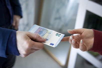 Aiempaa harvempi suomalainen kannattaa verojen kiristämistä talouden tasapainottamiseksi. 