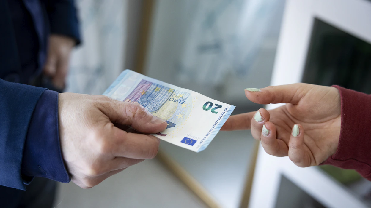 Aiempaa harvempi suomalainen kannattaa verojen kiristämistä talouden tasapainottamiseksi.