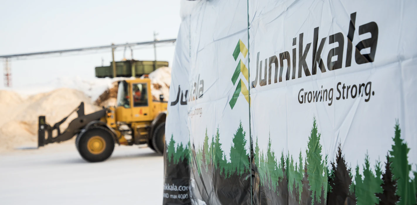 Junnikkala Oy:n uuden sahan Oulussa on määrä käynnistyä tämän vuoden lopulla. Sen tuotantokapasiteetti on 350 000 kuutiometriä sahatavaraa vuodessa, mikä nostaa yrityksen kokonaiskapasiteetin lähes 800 000 kuutioon. Arkistokuva on yrityksen Kalajoen sahalta.