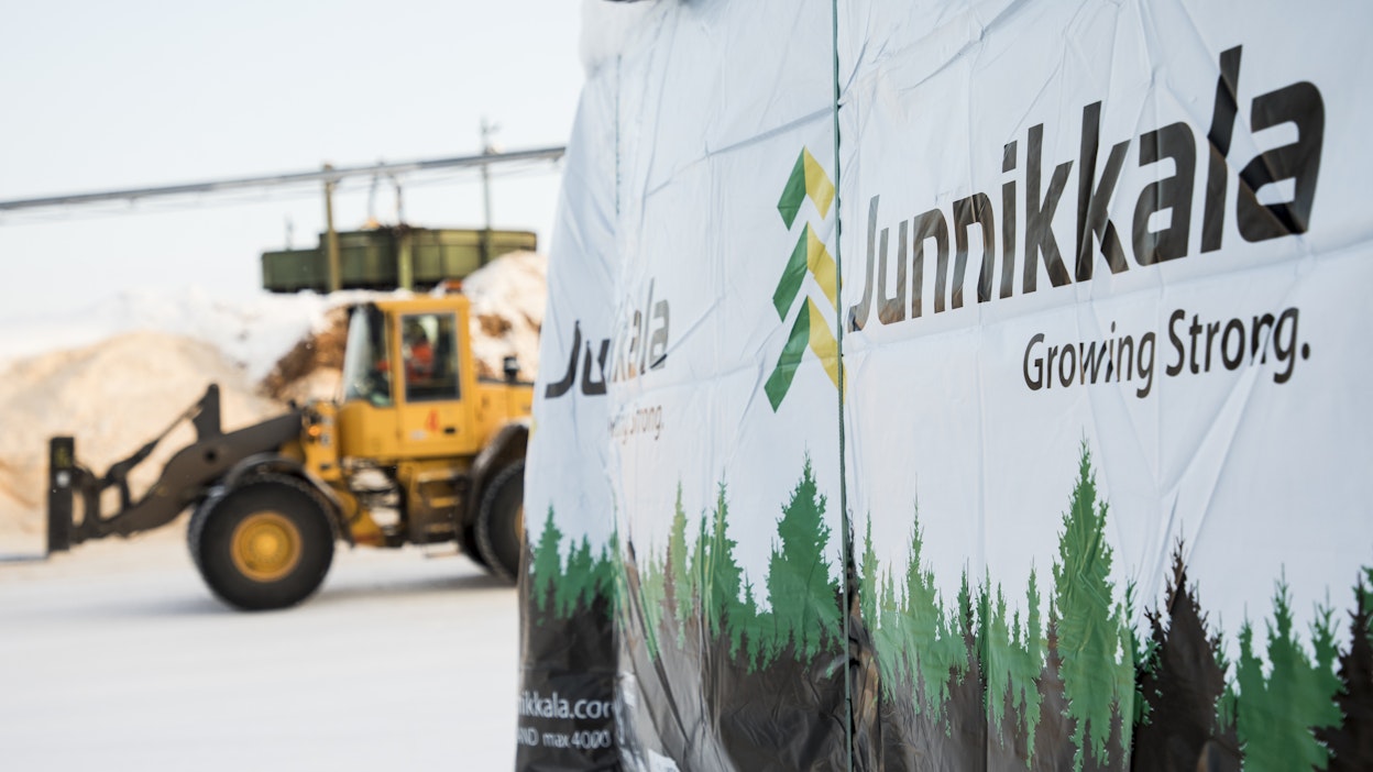 Junnikkala Oy:n uuden sahan Oulussa on määrä käynnistyä tämän vuoden lopulla. Sen tuotantokapasiteetti on 350 000 kuutiometriä sahatavaraa vuodessa, mikä nostaa yrityksen kokonaiskapasiteetin lähes 800 000 kuutioon. Arkistokuva on yrityksen Kalajoen sahalta.