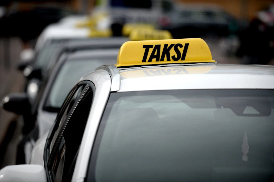 KKV:n tutkimuksessa taksikyytien hintoja on pyritty vertaamaan hintoihin, jotka olisivat olleet voimassa ilman uudistusta. Lehtikuva / Mikko Stig.