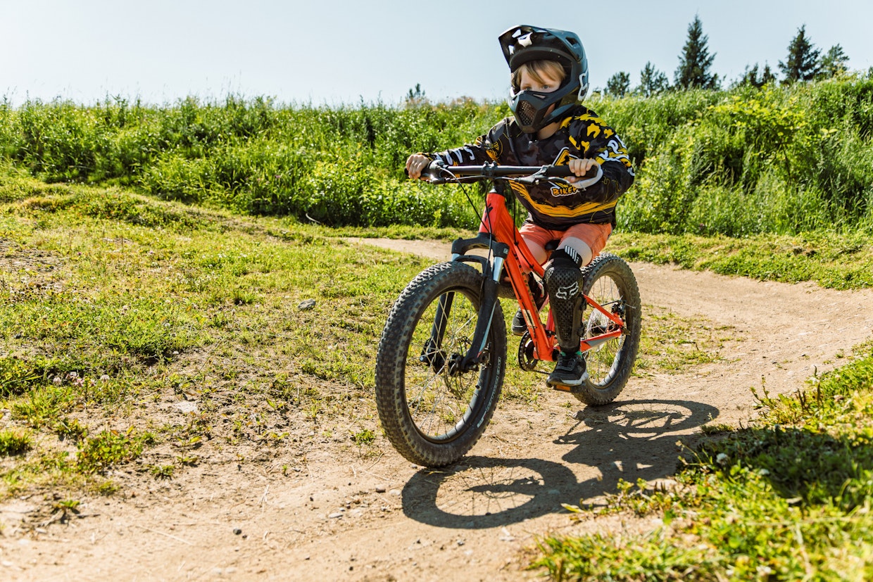 Sappeessa pyörillä mennään hissillä ylös ja rakennettuja reittejä pitkin alas.