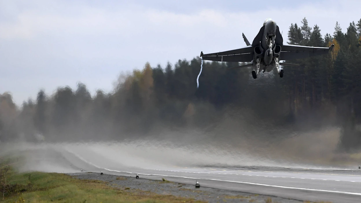 Suomen Horneteja eli F/A-18-hävittäjiä ei ole sertifioitu kuljettamaan ydinpommeja. Hornet-hävittäjä osallistui Karjalan lennoston lentotoimintaharjoitukseen Heinolassa syyskuussa 2016. LEHTIKUVA / Jussi Nukari.