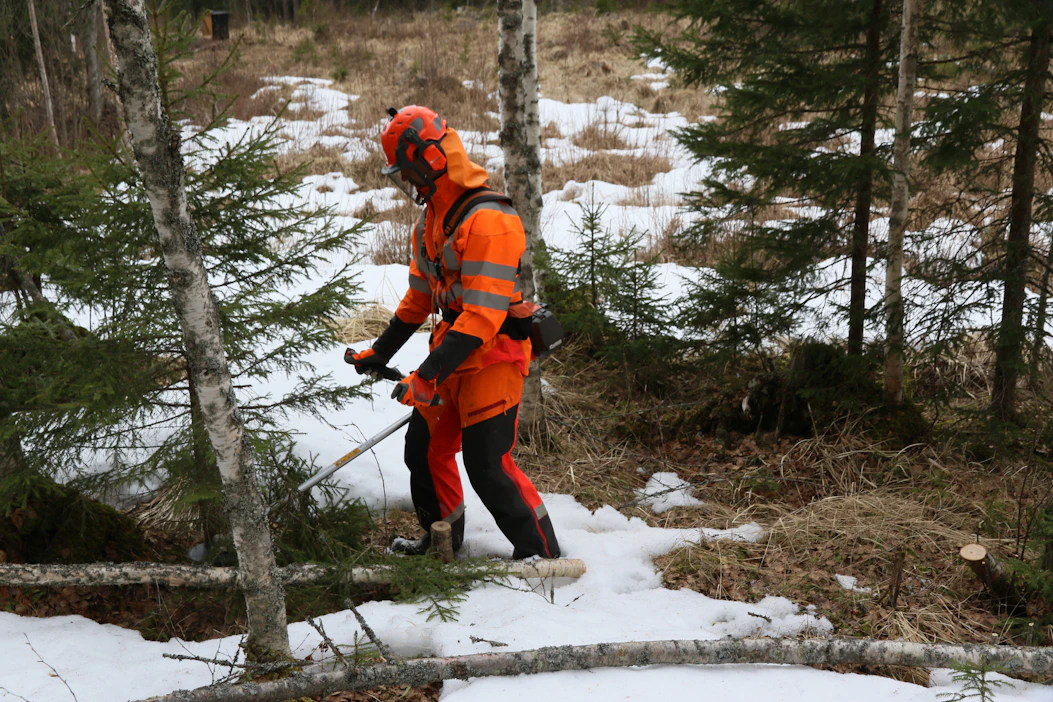 Keväisin ja syksyisin raivaustyössä sade ja puiden kosteus on sahaajan kiusana. Husqvarnan uusi Technical Vent -sadeasukokonaisuus on tarkoitettu näille keleille.