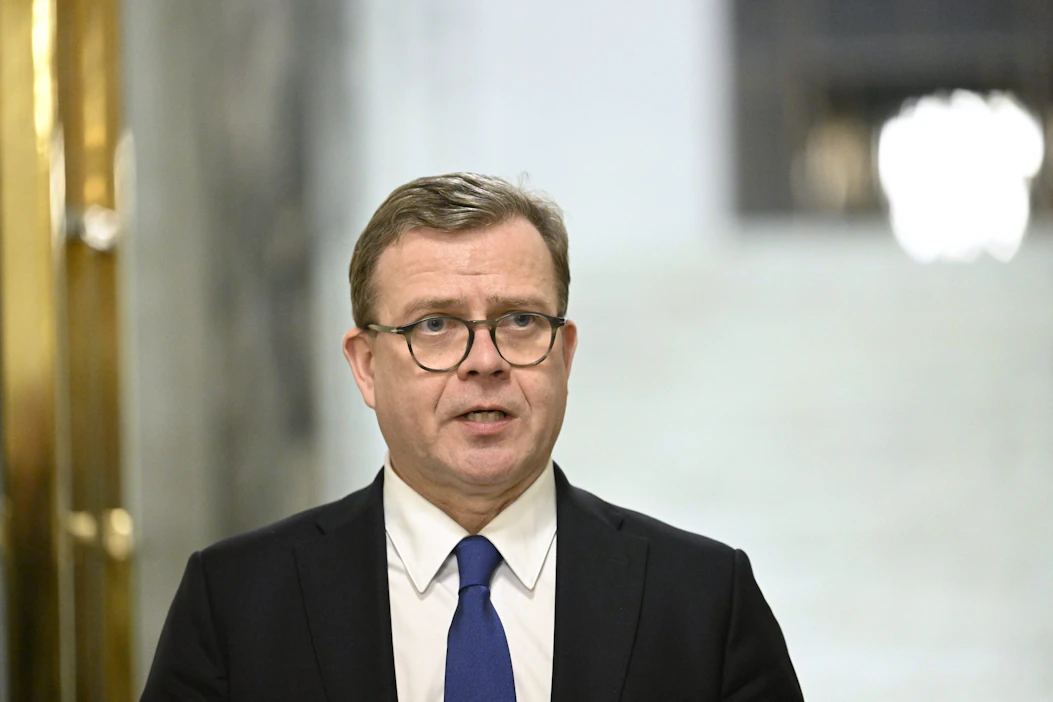 Pääministeri Petteri Orpon mukaan on päätettävä Euroopan puolustuksen nopeasta ja voimakkaasta vahvistamisesta. LEHTIKUVA / HEIKKI SAUKKOMAA.