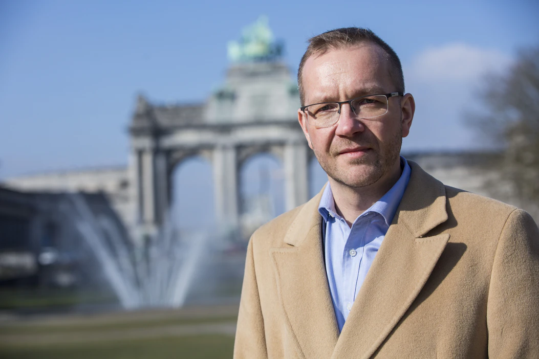 Keskuskauppakamarin toimitusjohtajan Juho Romakkaniemen mukaan puunkäytön estäminen johtaa helposti fossiilisten raaka-aineiden käytön lisääntymiseen. "Estämällä uusiutuvan raaka-aineen käyttöä, nostamme koko ajan enemmän hiiltä maanpäälliseen hiilikiertoon”, hän kirjoittaa Twitterissä.