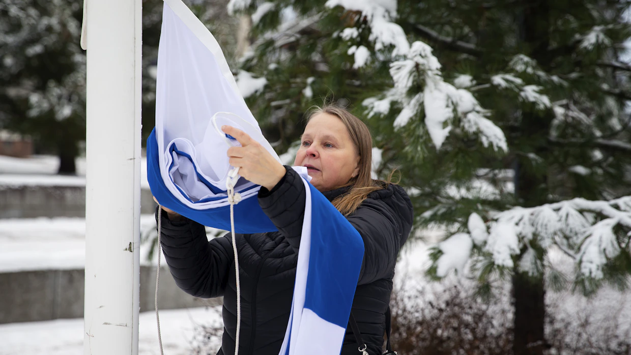 "Itsenäisyyspäiväni alkaa juhlallisesti lipun nostolla ja jatkuu jumalanpalveluksen valmistelulla", kertoo Tuusulan seurakunnan suntio Mervi Kari. Kirkon lisäksi hän käy nostamassa liput Hyrylän ja Kellokosken seurakuntataloilla. Lipputyö ei pilaa hänen juhlapäiviään, sillä jos hänellä on työpäivä, lippujen nostot ja laskut ovat osa sitä.