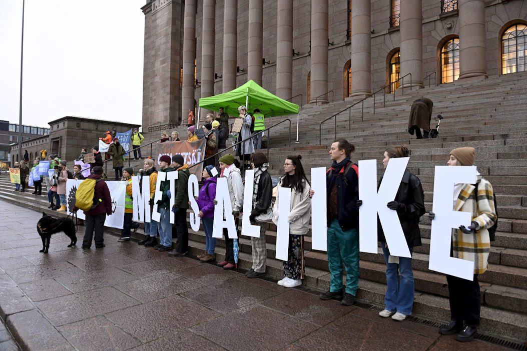 Useat ympäristöjärjestöt osoittivat marraskuussa mieltään Eduskuntatalon edustalla samaan aikaan, kun hallitus vastasi välikysymykseen EU:n ennallistamisasetusehdotuksesta. LEHTIKUVA / HEIKKI SAUKKOMAA.