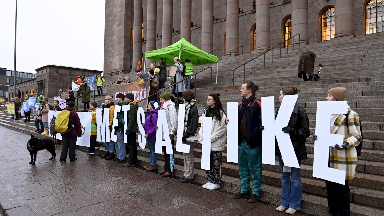 Useat ympäristöjärjestöt osoittivat marraskuussa mieltään Eduskuntatalon edustalla samaan aikaan, kun hallitus vastasi välikysymykseen EU:n ennallistamisasetusehdotuksesta. LEHTIKUVA / HEIKKI SAUKKOMAA.