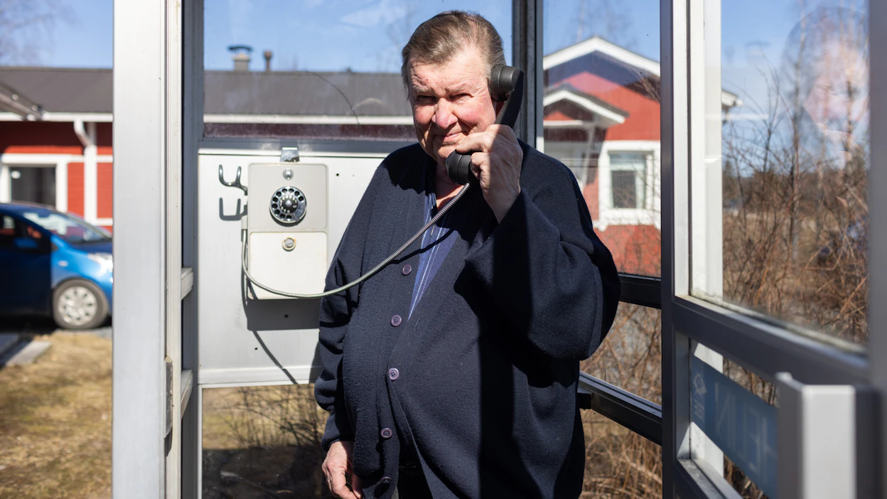 Reijo Hamina korjasi työurallaan muun muassa puhelinkoppien vioittuneita puhelimia. Kuvassa oleva puhelinkoppi on ruotsalainen Ericsson.
