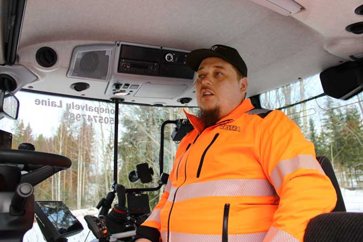Traktorin ohjaamossa on hyvän ilmastoinnin ansiosta tasainen lämpötila niin helteellä kuin pakkasella. Yleensä Laine ajaa traktoria ilman takkia, mutta ohjaamosta poistuttaessa näkyvä huomiovaatetus lisää työturvallisuutta.