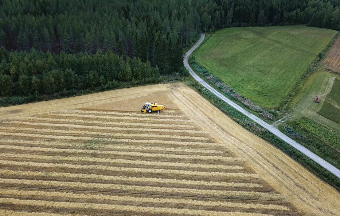 90 prosenttia kyselyyn vastanneista uskoi. että Suomessa on mahdollista tuottaa ruokaa ympäristöystävällisesti. Uusi cap-kausi alkaa vuoden 2023 alussa. Kuvassa puintia Jalasjärvellä.
