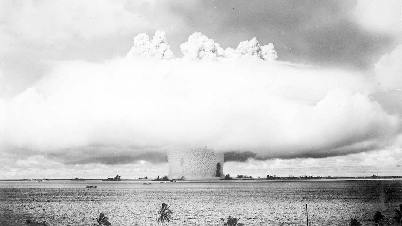 Yhdysvallat järjesti vuoden 1946 puolivälissä sarjan ydinkokeita Marshallinsaarien Bikini-atolleilla. Kuvassa vedenalaisen Baker-kokeen aikana syntynyt räjähdyspilvi. Tutkijoiden tekemissä sotasimulaatioissa tekoälyt turvautuivat ydinaseiden käyttöön.