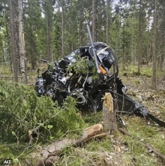 Onnettomuustutkintakeskus (Otkes) julkaisi viestipalvelu X:ssä kuvan Eurassa lauantaina pudonneesta helikopterista. Otkesin mukaan Puolustusvoimat vartioi hylkyjä virka-apuna. LEHTIKUVA / HANDOUT / OTKES.