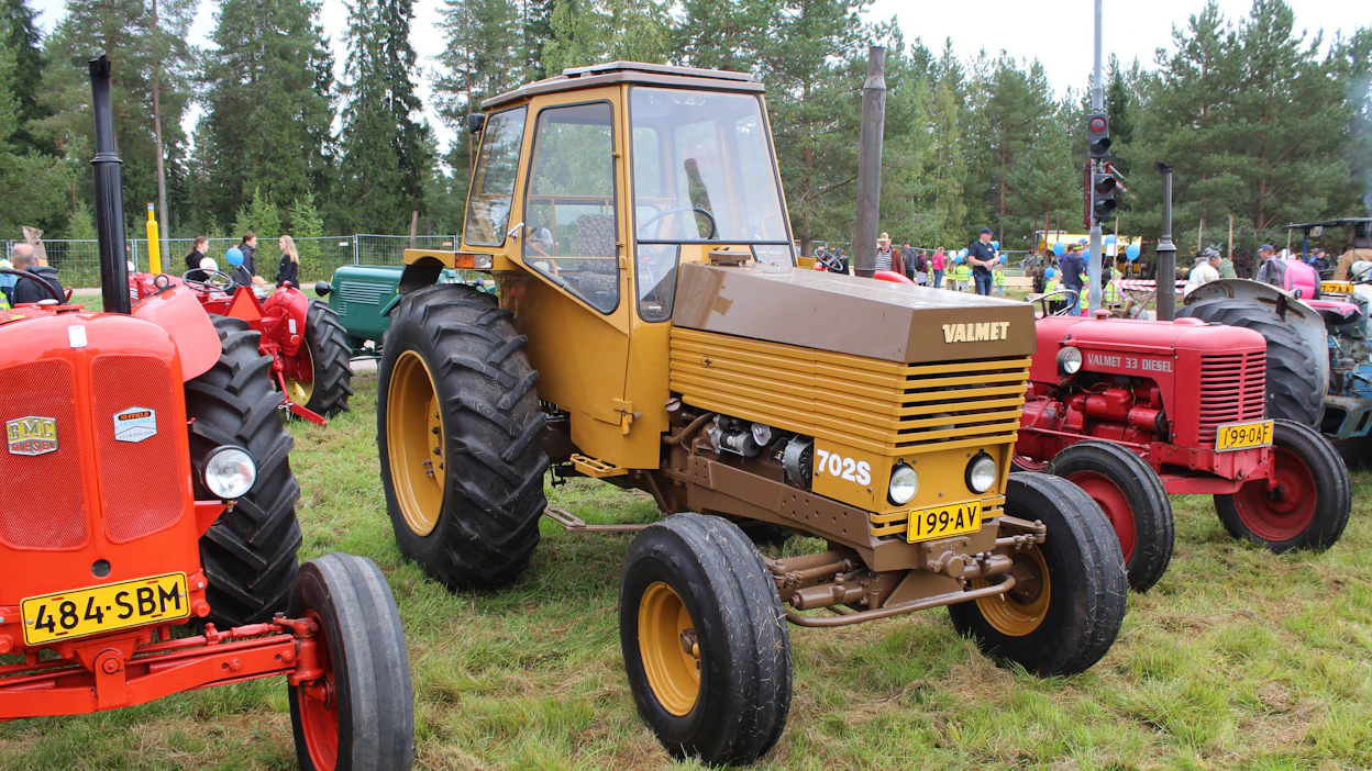 702 S -mallin tunnistaa vakiotraktoria korkeammasta konepellistä.