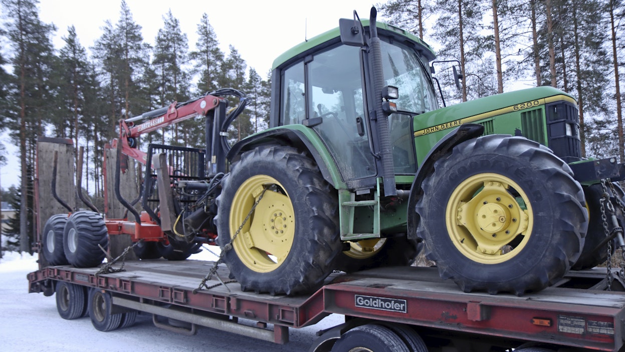 Viime vuonna Pekka Veivo Oy myi parisataa konetta, joista traktoreita oli 160. Loput olivat peräkärryjä ja työkoneita, jotka ostettiin koko pihan tyhjennysostolla.