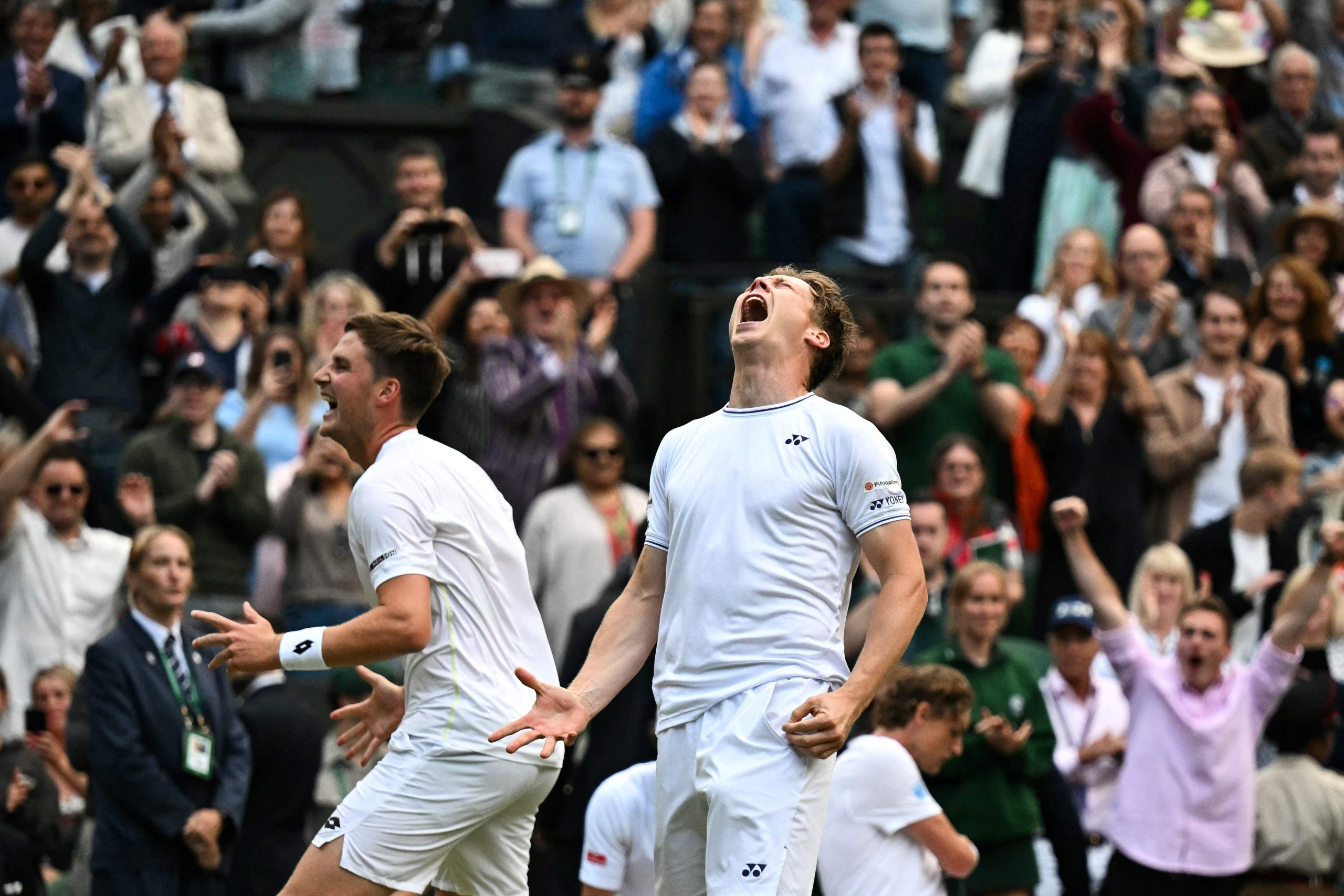 Suomen Harri Heliövaara on brittiparinsa Henry Pattenin kanssa voittanut Wimbledonin tennisturnauksen miesten nelinpelin mestaruuden. LEHTIKUVA / AFP. 