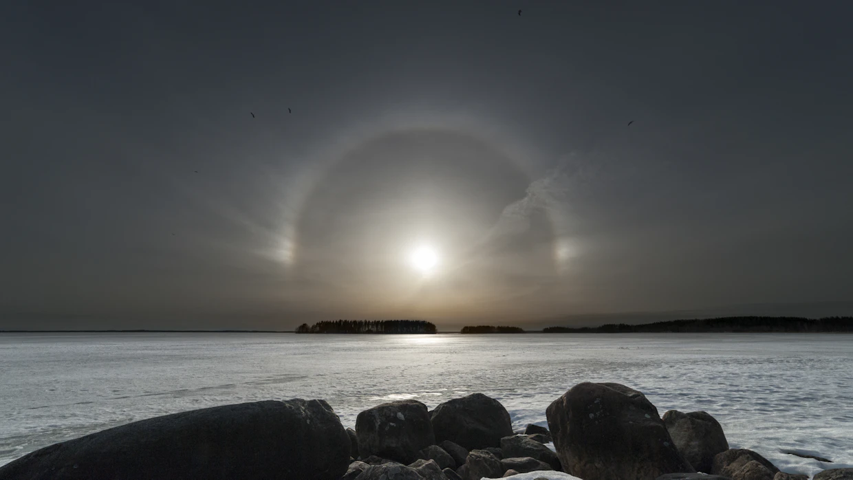 Haloilmiö on loihtinut sivuauringot ja halorenkaan talviselle taivalle.