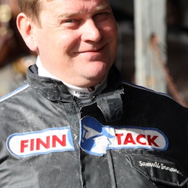 Aiemmin ammattivalmentajana toiminut Samuli Innanen valmentaa nykyisin hevosia ansiotyön ohella.