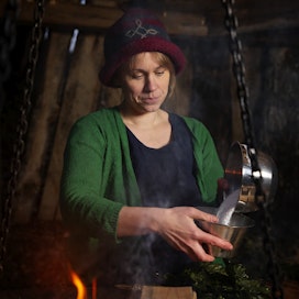 Perinnesaunottaja Laura Foon jakaa perinnetietoa ja hoitaa ihmisiä saunan lämmössä luonnon antimia hyödyntäen. 