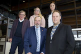 Suomen Hippoksen hallitusehdokkaat yhteiskuvassa ennen äänestystä. Ylärivissä vasemmalla Esa Nuottivaara, Irene Kelloniemi ja Mervi Roiha-Härkönen, eturivissä vasemmalla Hannu Nivola vierellään Timo Korvenheimo.