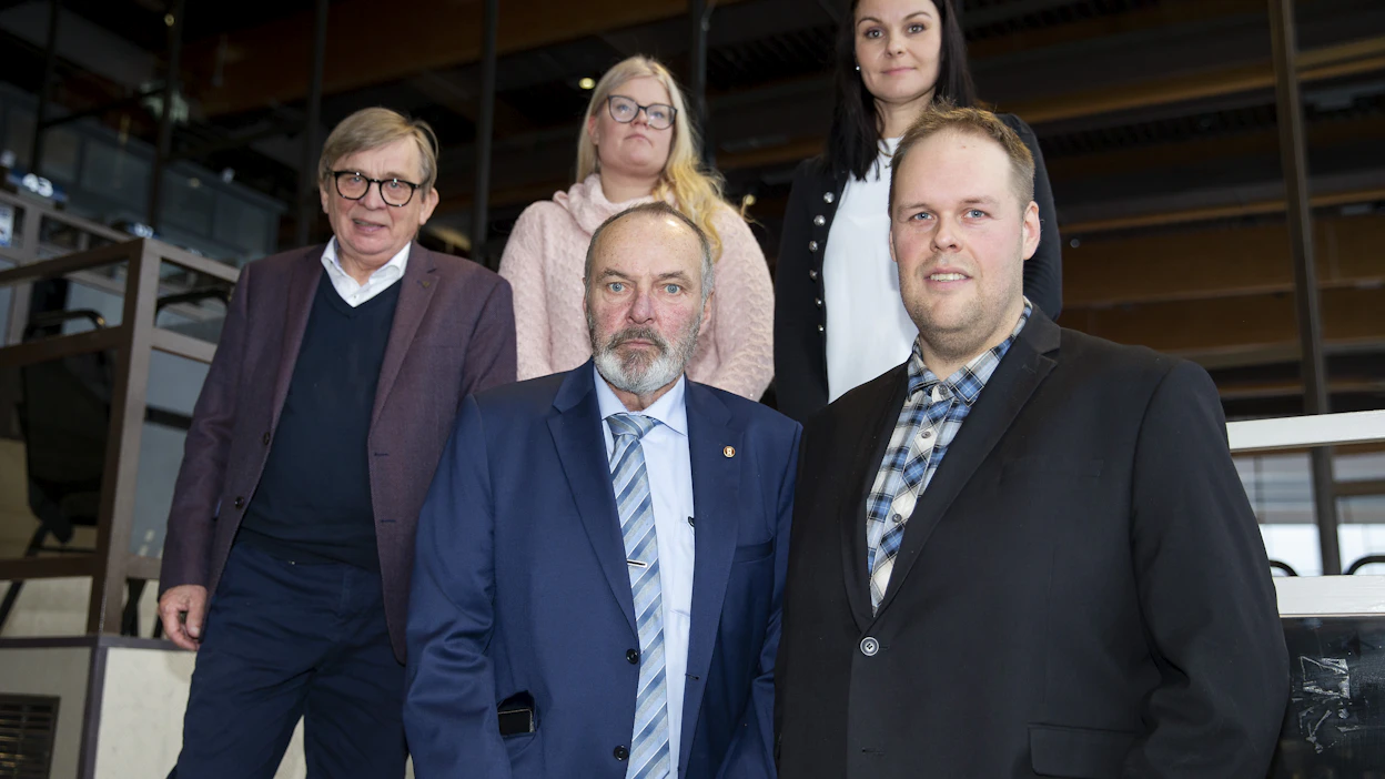 Suomen Hippoksen hallitusehdokkaat yhteiskuvassa ennen äänestystä. Ylärivissä vasemmalla Esa Nuottivaara, Irene Kelloniemi ja Mervi Roiha-Härkönen, eturivissä vasemmalla Hannu Nivola vierellään Timo Korvenheimo.
