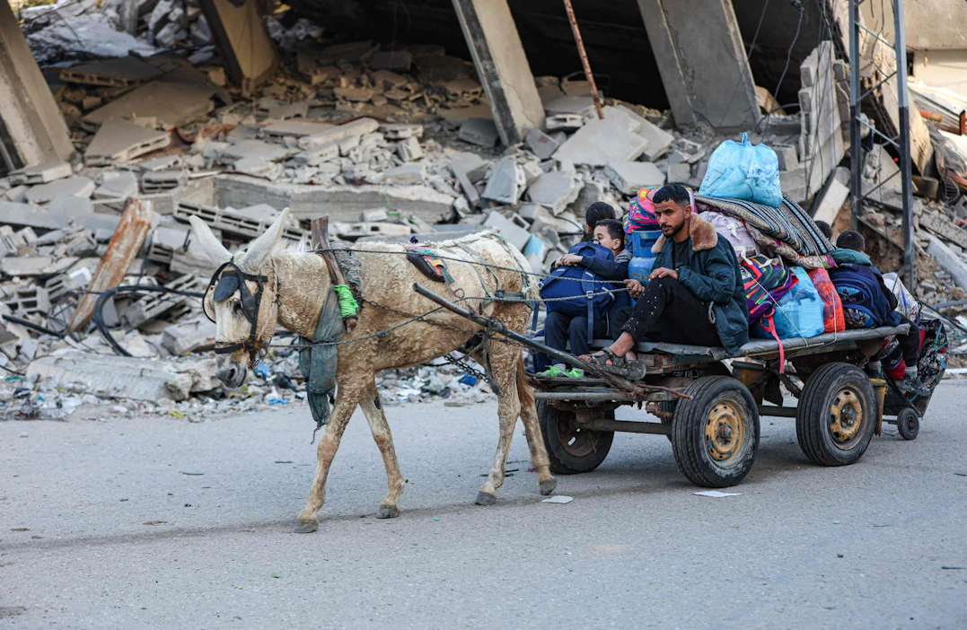 Gazassa sijaitsevan pakolaisleirin asukkaita pyrkimässä Deir al-Balahiin Gazan alueen keskiosassa perjantaina.LEHTIKUVA / AFP .