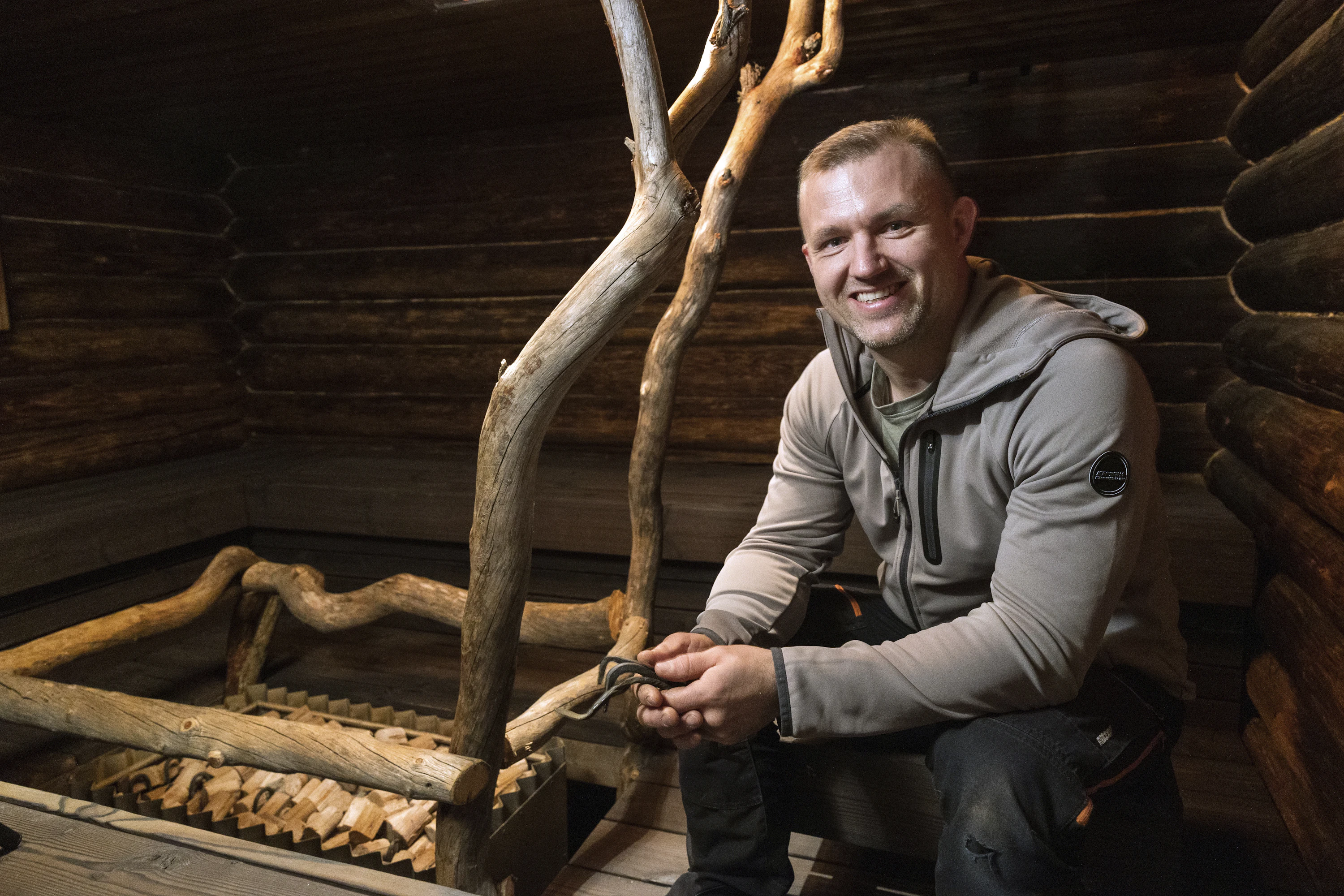Lykynlampi on Joensuun tärkein ulkoilualue, jonne kehitetään uutta matkailukeskusta. Ville Mertanen rakensi ulkosaunan kaiteet Ilomatsista löytämistään keloista.