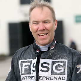 Ruotsin huippuohjastajiin kuuluva Stefan Persson oli eilisten Åbyn onnettomuudentäyteisten ravien sankareita selvitettyään kiperän tilanteen taitavasti.