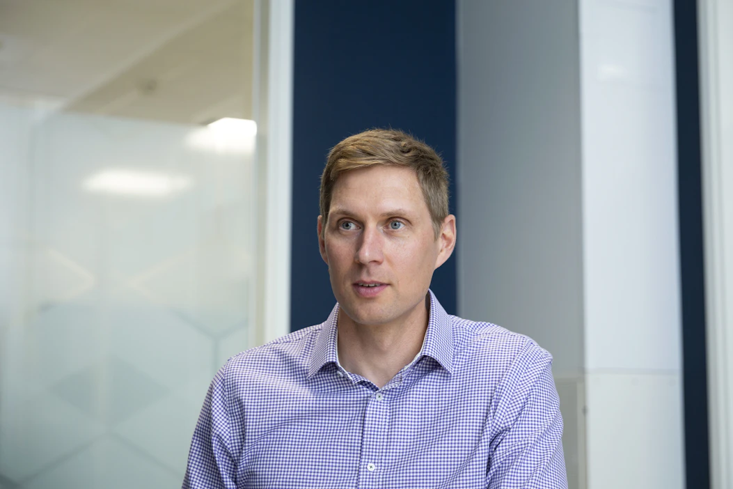 Tomi Vartiamäki kertoo, että tienvarsihaketus on yleisin ja tehokkain energiapuun käsittelytapa. Energiarangat kuljetetaan pääsääntöisesti Laanian terminaaleihin haketettaviksi.