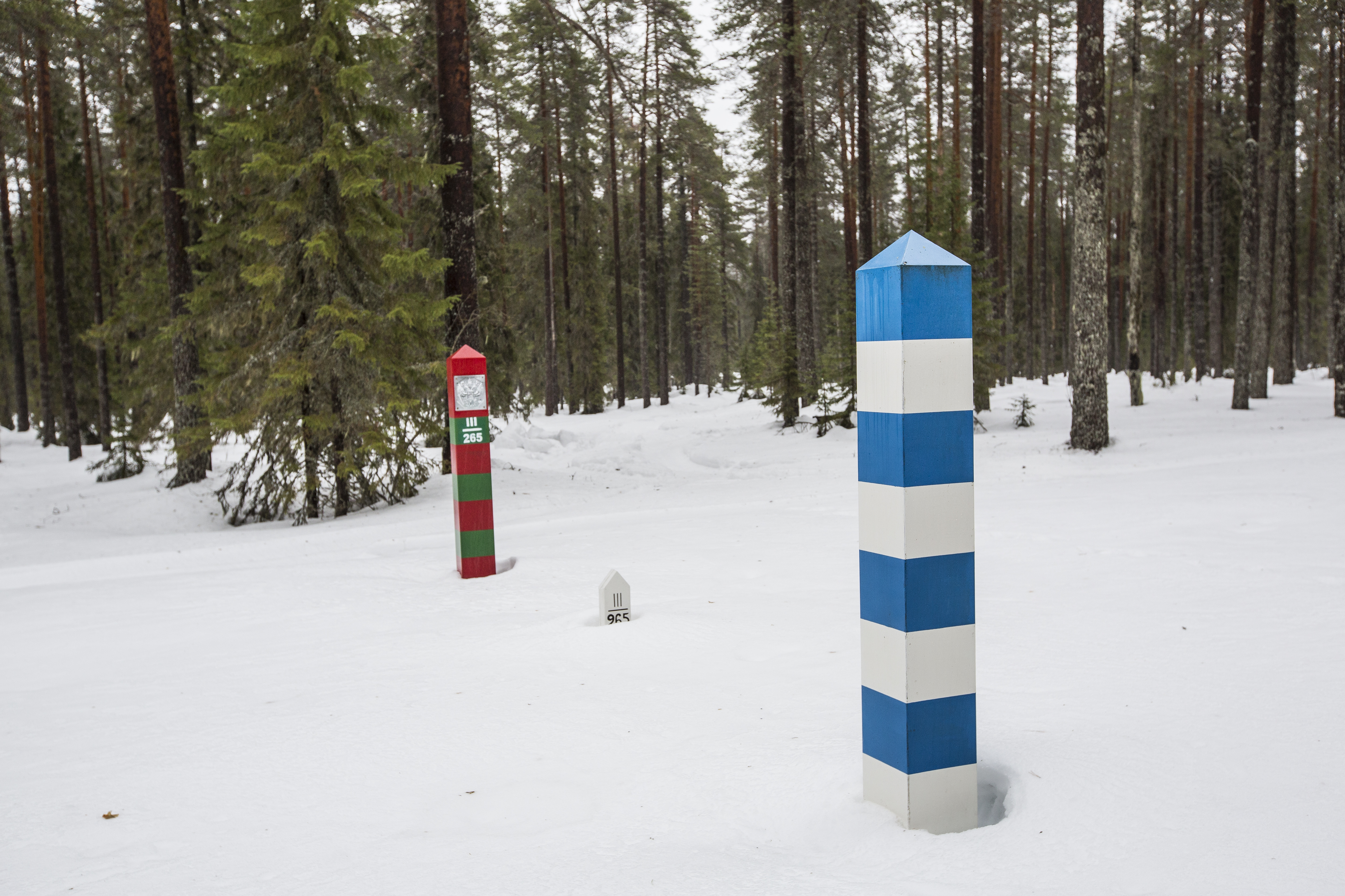 Suomen ja Venäjän rajat ylittävä metsäyhteistyö on nyt jäissä EU:n asettaminen pakotteiden vuoksi. Suomen puolella työ jatkuu.