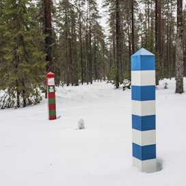 Suomen ja Venäjän rajat ylittävä metsäyhteistyö on nyt jäissä EU:n asettaminen pakotteiden vuoksi. Suomen puolella työ jatkuu.