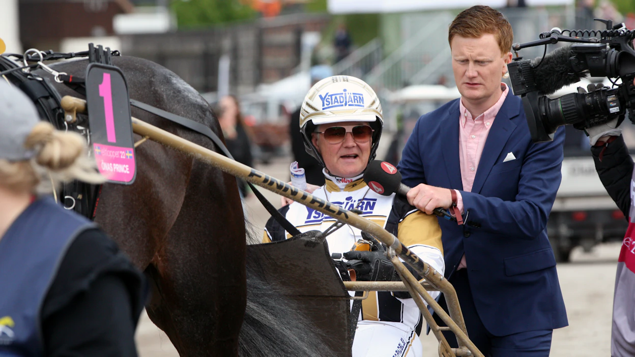 Patrik Fernlund toimii sekä varikon puolella että studiossa toimittajana. Kuvassa haastateltavana viime vuoden Elitloppet-sunnuntaina Per Nordström.