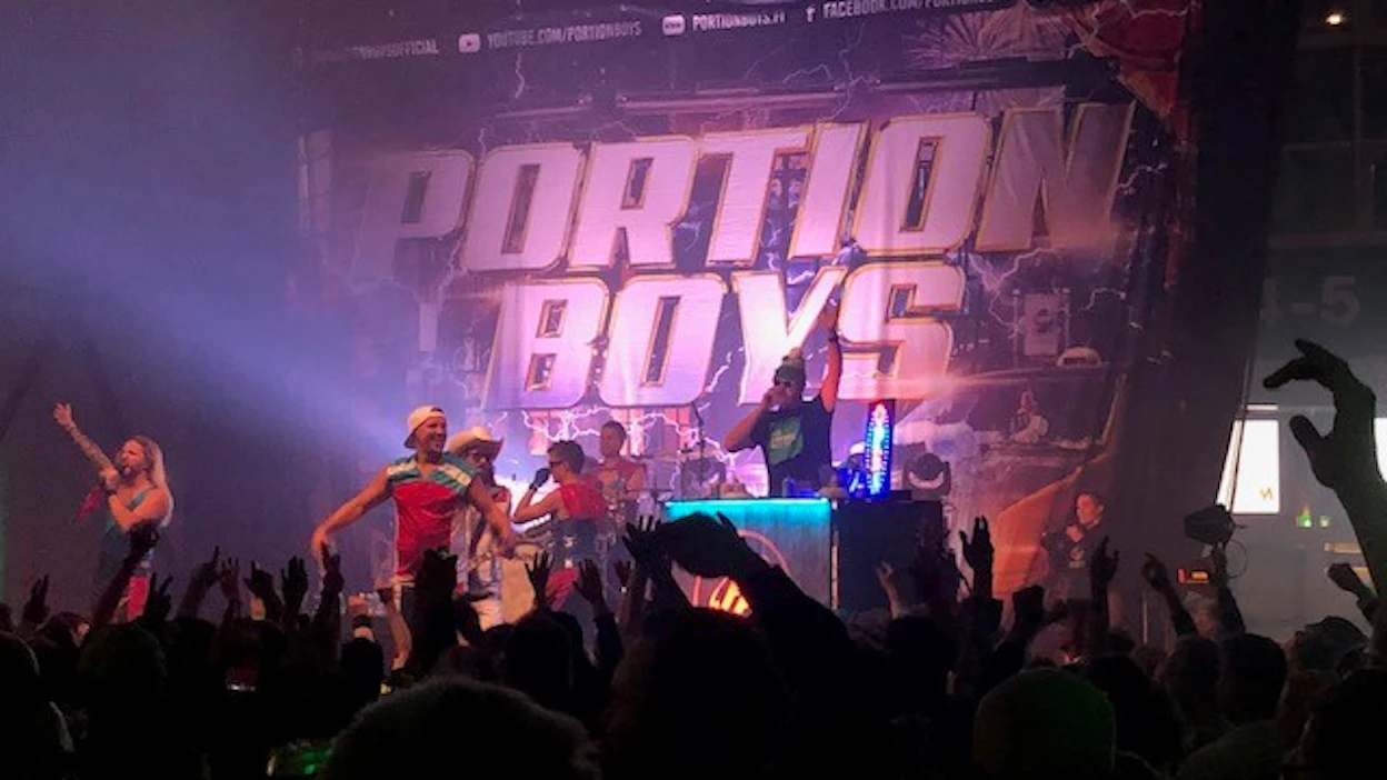 Portion Boys viihdytti messukeskuksen illassa, ja lavalle pääsi myös pipopäinen Matti Rehula.