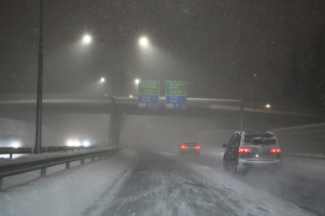 Ajokelit ovat tänään laajalti huonoja tai erittäin huonoja runsaan lumisateen ja pöllyävän lumen vuoksi, varoittaa Fintrafficin tieliikennekeskus. LEHTIKUVA / Markku Ulander.