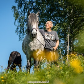 Erityiset ihmiset ja hevoset ovat Riina Majan sydämenasia. Hän toteaa, että tänä päivänä hevosharrastus eriarvoistaa ihmisiä kovien kustannusten vuoksi. Yhteiskunnallisesti ja yksilöiden elämään merkittävästi vaikuttavaa alaa pitäisi hänen mielestään tukea siinä kuin muitakin harrastuksia.