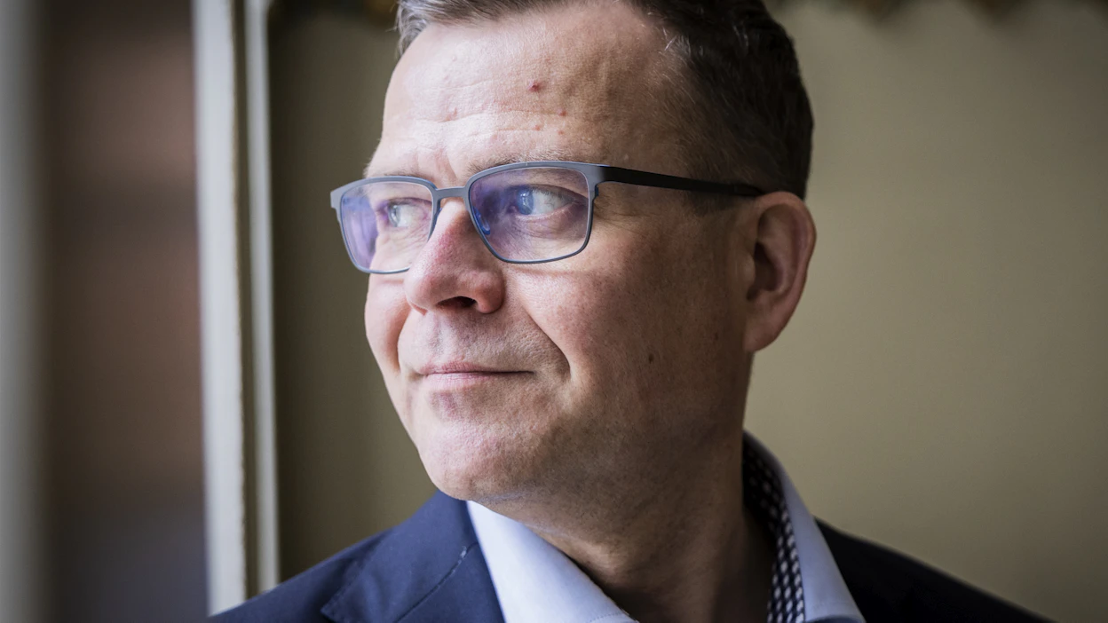Petteri Orpolla ja hänen valitsemillaan kumppaneilla on nyt näytön paikka: kulkeeko se kohti valoa vai varjoja, kirjoittaa Antti Lindtman kolumnissaan.