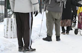 THL:n laskelmien mukaan hallituksen esittämien sosiaaliturvan leikkausten yhteisvaikutukset kohdistuisivat voimakkaimmin pienituloisimpiin kotitalouksiin. Kuvassa elintarvikejono Helsingissä tämän vuoden helmikuussa. LEHTIKUVA / Heikki Saukkomaa. 