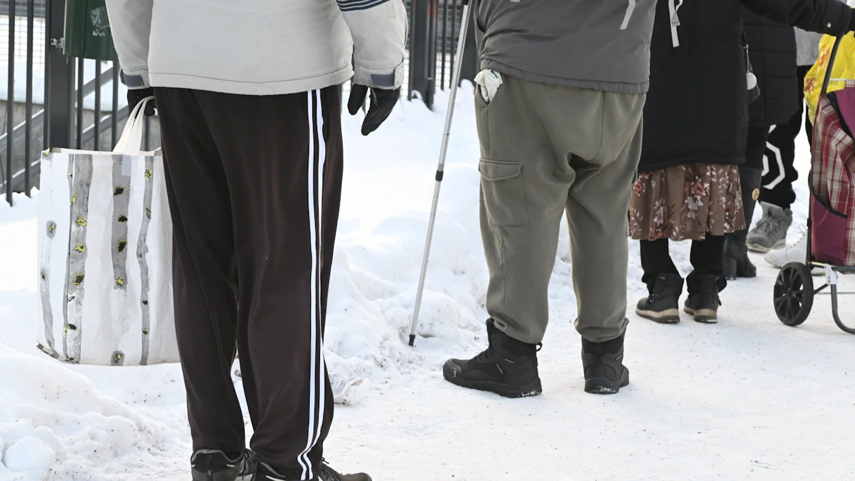 THL:n laskelmien mukaan hallituksen esittämien sosiaaliturvan leikkausten yhteisvaikutukset kohdistuisivat voimakkaimmin pienituloisimpiin kotitalouksiin. Kuvassa elintarvikejono Helsingissä tämän vuoden helmikuussa. LEHTIKUVA / Heikki Saukkomaa.