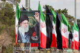 Surmatun ajatollah Ali Khamenein (kuvassa julisteessa) poika Mojtaba Khamenei on valittu Iranin korkeimmaksi johtajaksi. LEHTIKUVA/AFP. 