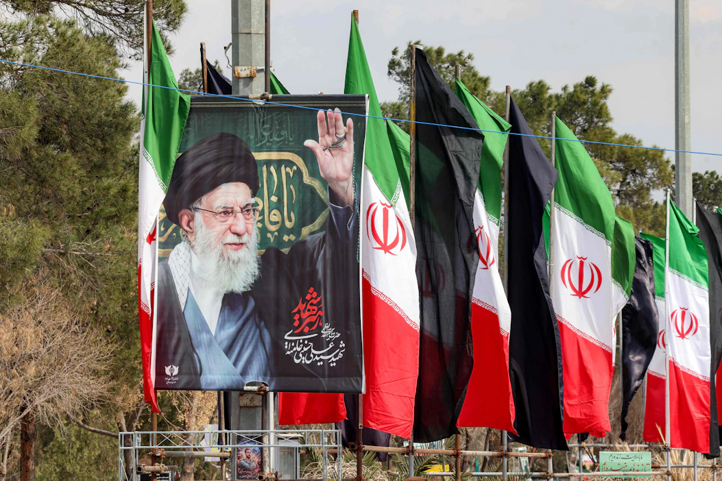 Surmatun ajatollah Ali Khamenein (kuvassa julisteessa) poika Mojtaba Khamenei on valittu Iranin korkeimmaksi johtajaksi. LEHTIKUVA/AFP.