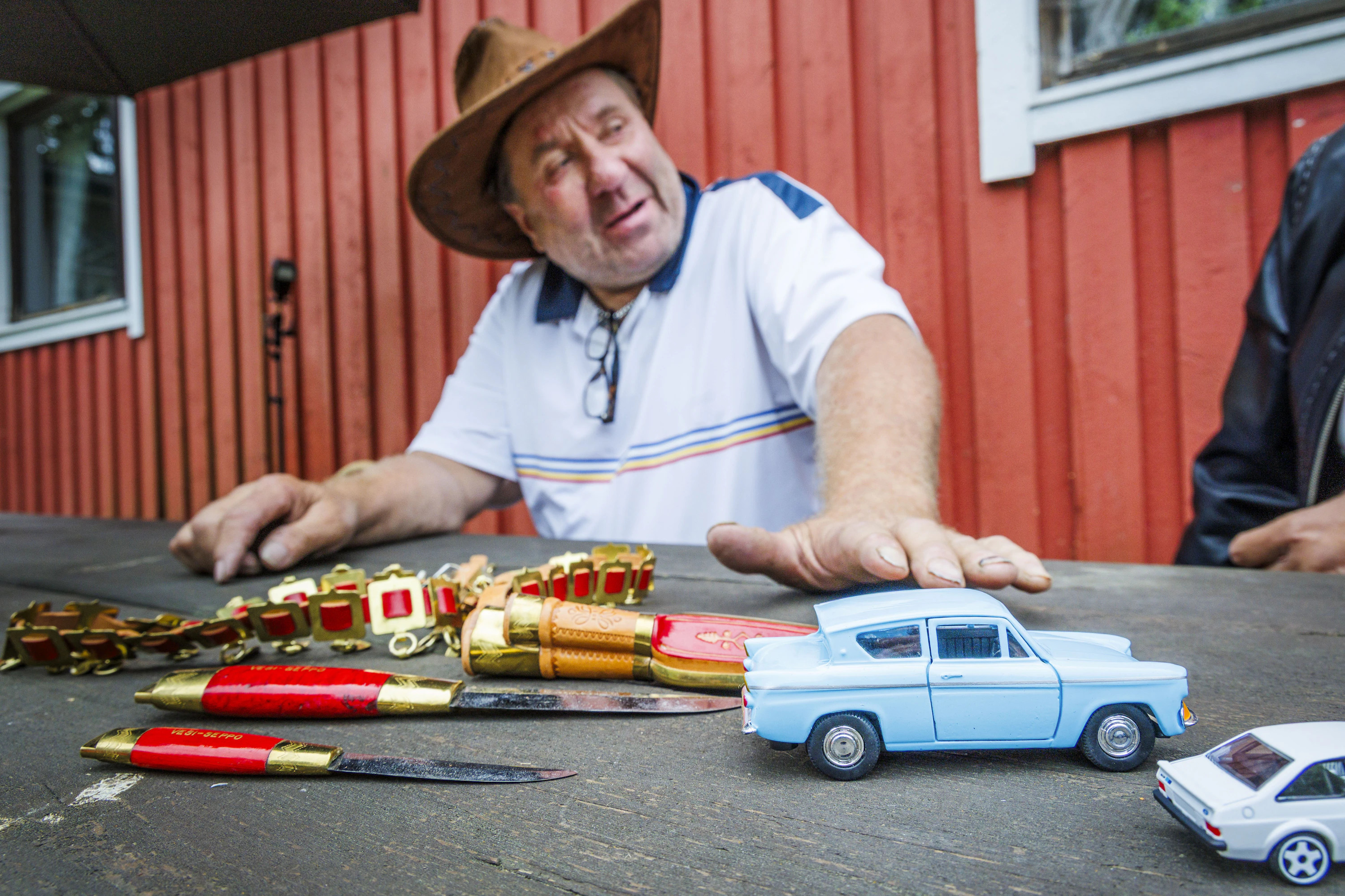 Sininen pikkuauto Ford Anglia vuosimallia 67 löytyi kirpputorilta. Sama auto oli Seppo Lehtisen ensimmäinen peltoauto. Puukot ja helavyö löytyivät myös kirpputorilta.