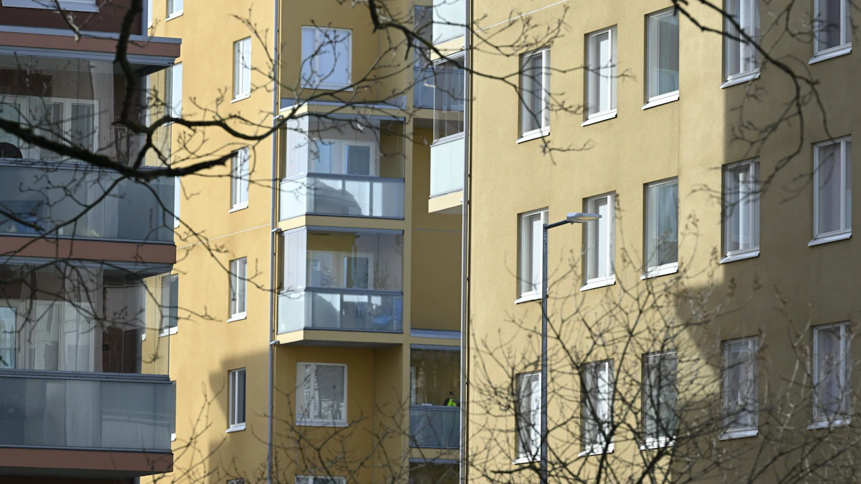 Suurista kaupungeista hinnat laskivat eniten Vantaalla ja Helsingissä. LEHTIKUVA / Heikki Saukkomaa.