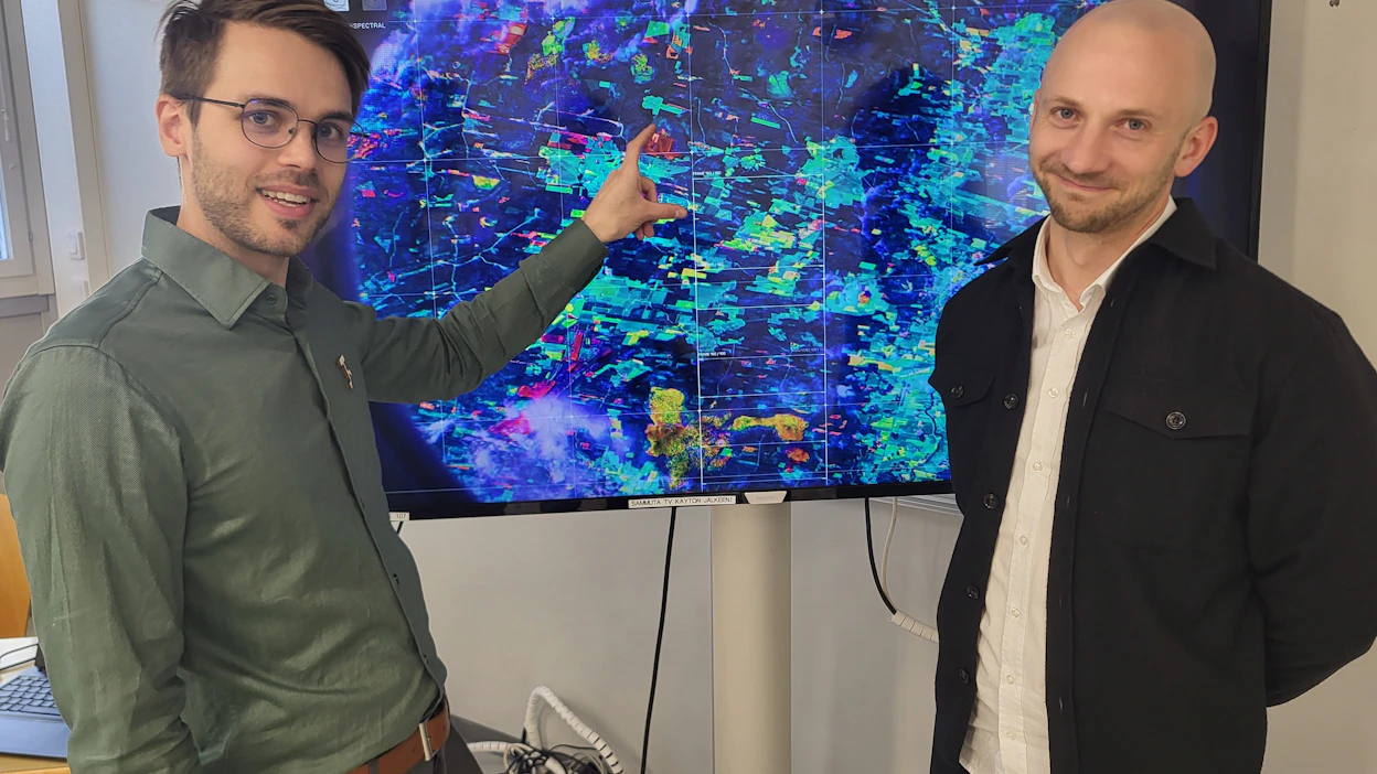 Kuva Spacen datatieteilijä Olli Eloranta esittelee yrityksen hyperspektrikuvaukseen perustuvaa teknologiaa. Kuvassa oikealla Nordic Foodtechin osakas Lauri Reuter.