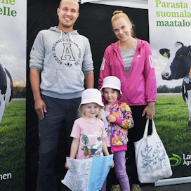 Jarno ja Pilvi Ylitalon mielestä on tärkeää, että lapset pääsevät näkemään maataloutta. 3-vuotiasta Kerttua ja 4-vuotiasta Saraa kiinnostavat Ollikkalassa erityisesti eläimet.