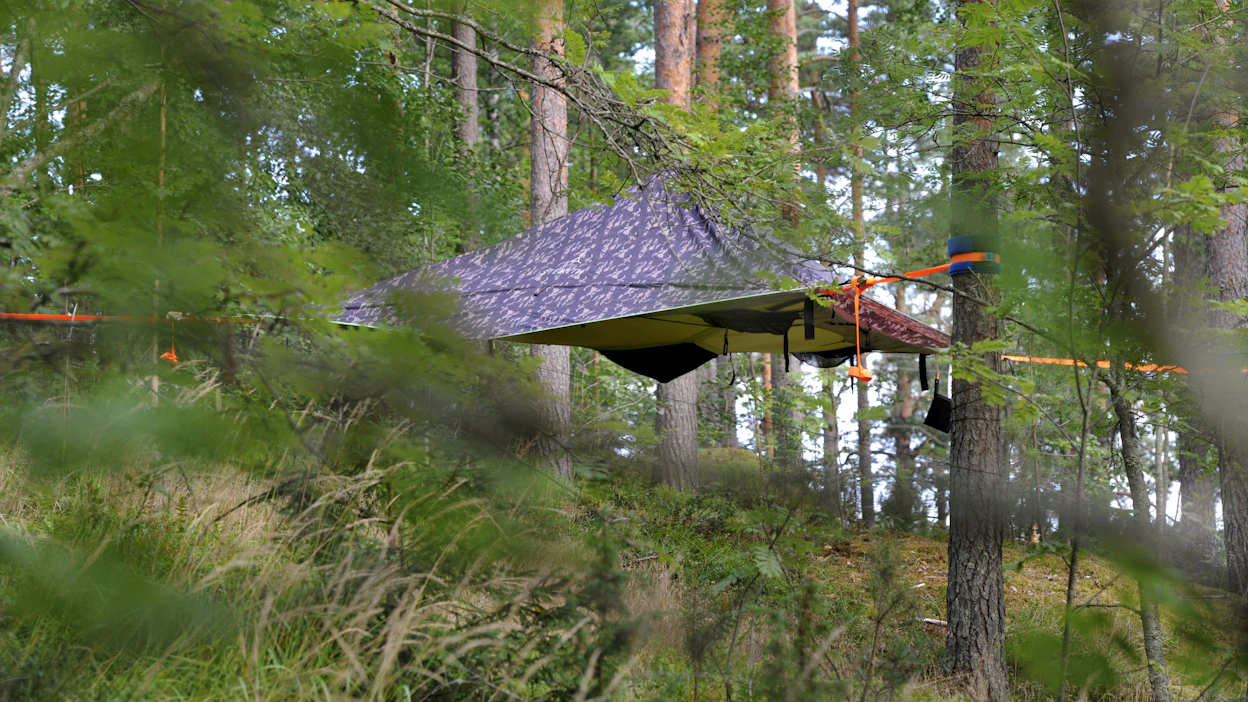 Suomen Ladun sivuilla kerrotaan, että metsähotelleissa huonevaihtoehtoina on tarjolla valmiiksi pystytettyjä telttoja, riippumattoja ja Tentsilejä.