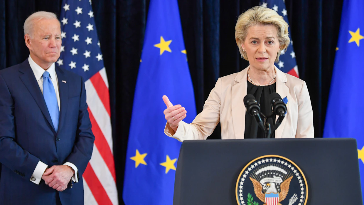 EU pystyi koordinoimaan Venäjän vastaisia pakotteita Yhdysvaltain kanssa paremmin, kun Joe Biden (vas.) oli presidentti. Biden ja komission puheenjohtaja Ursula von der Leyen tapasivat Brysselissä kuukausi sen jälkeen, kun Venäjä oli hyökännyt Ukrainaan.